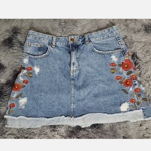 Zara Z1975 Women's Large Mid Rise Distressed Rip Denim Skirt Floral Embroidery